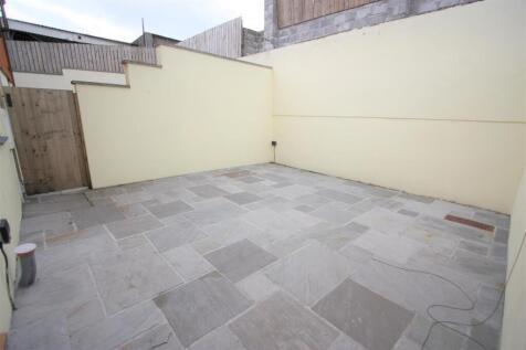 Nessa Gradh Patio