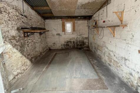 Garage at 10 Lipson Road photo 3