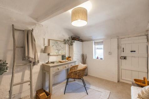 White Cottage Hou...