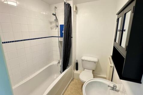 Flat 5, 23a Fernhill Road Bathroom