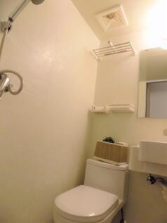 Bright, tidy bathroom with modern fixtures incl...