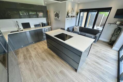 KITCHEN / DINING ROOM