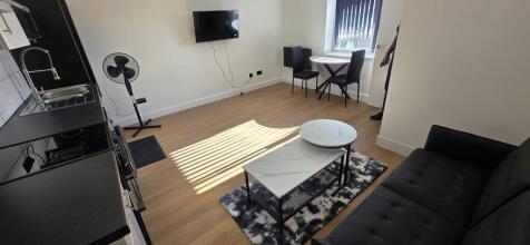 1-bed flat on Leeds Road, Rothwell, Leeds, £845/mo