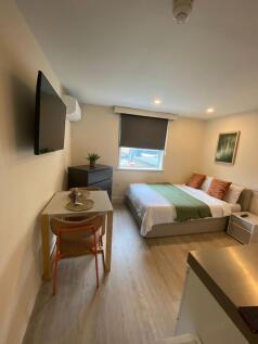 Bright, modern double room with a comfortable b...