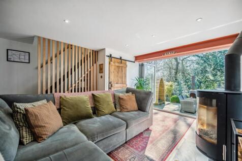 Living Room towards garden.jpg