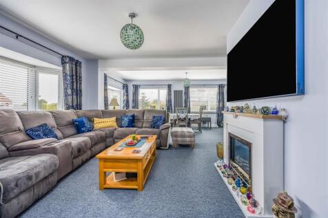 250 Havant Road, Hayling Island-Small-PorticoMarke