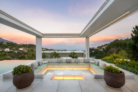 Outdoor sunken chillout area