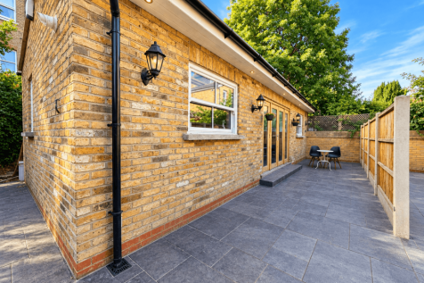1 bedroom Apartment for rent with outdoor space i