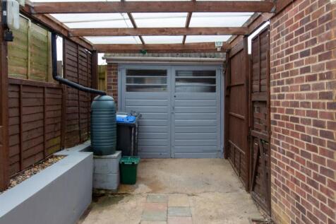 35 The Vineries - garage.jpg