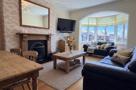 LOUNGE WITH DINING AREA
