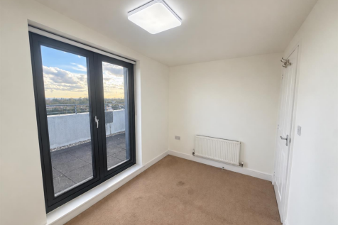 Bramley Crescent, Ilford photo 5