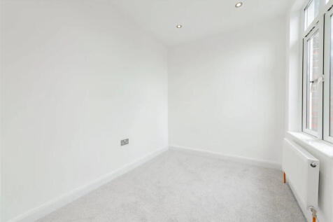 Ilfracombe Gardens, Romford, Essex, RM6 photo 3