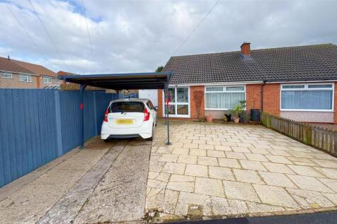Front shot of property and driveway (1).jpg
