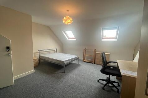 Spacious, well-lit attic double bedroom with tw...