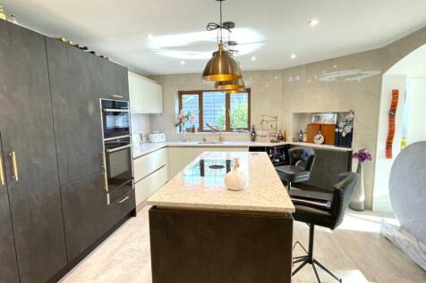 KITCHEN/BREAKFAST ROOM