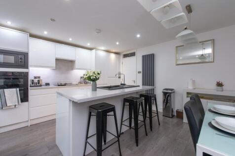 3 bed detached house to rent Grange Rd, London CR