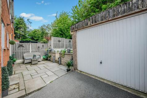 Off Street Parking / Driveway / Single Garage: