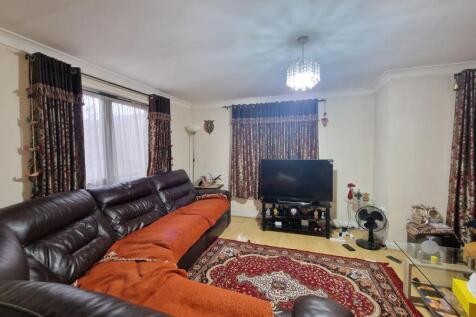 2-bed flat on Hirst Crescent, Wembley, HA9 7HJ, £2,000/mo