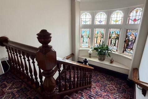 FIRST FLOOR COMMUNAL LANDING