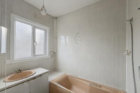 10 Mundon Gardens, Ilford, IG1 4AH