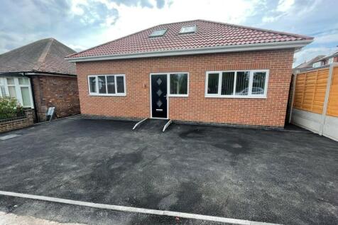 4-bed bungalow on a Broadway East, Carlton, Nottingham, £1,400/mo