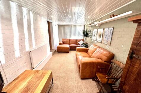 CONVERTED GARAGE/SNUG