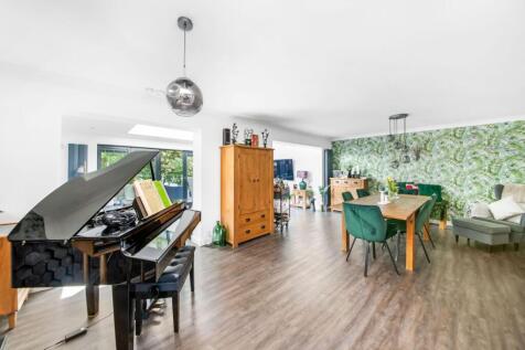OPEN-PLAN DINING KITCHEN AND LIVING ROOM