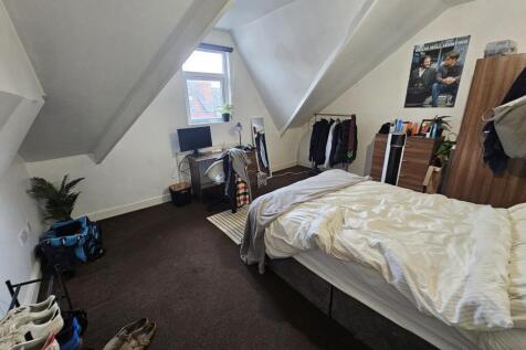 A spacious and well-maintained master bedroom w...