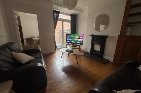 Large 4 Bed Terraced House // Aug 2027 photo 3