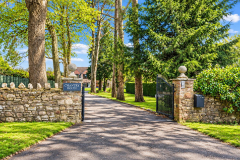 Grand Chantry House Driveway Entrance.png