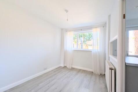 Sycamore Avenue, Horsham, RH12 photo 5