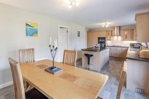 Kitchen / Dining Area