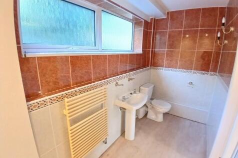 EN-SUITE SHOWER