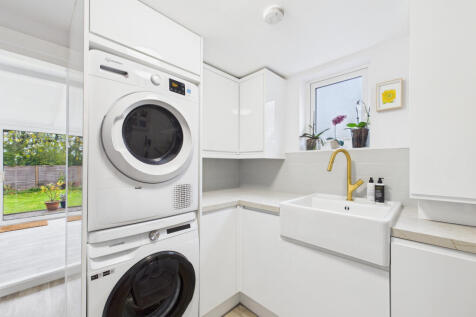 CAM01354G0-PR0611-STILL008