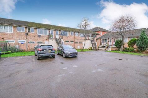 FRONT / PARKING AREA