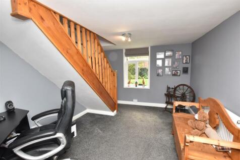 ENTRANCE HALL/HOME OFFICE