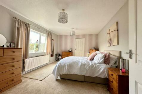 Downstairs Bedroom 1.jpg