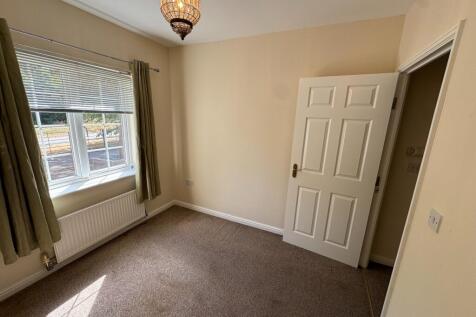 Maybold Crescent, Swindon, SN25 photo 4