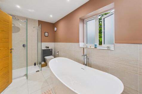 En-suite Bath/Shower Room