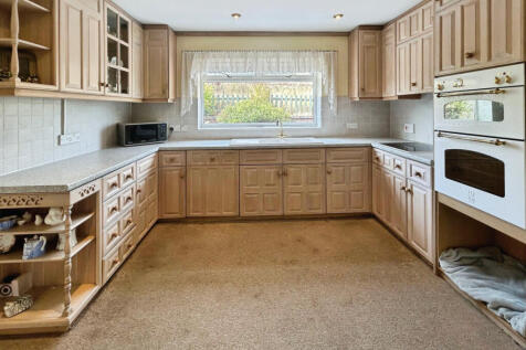 Modern Detached 4 Bedroom Property