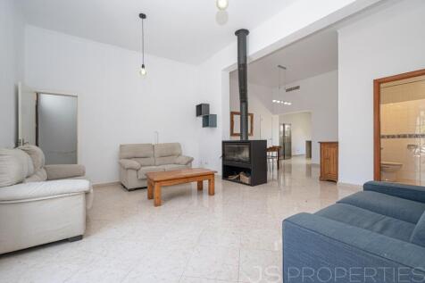 Spacious Property for Sale in Petra: Space, Character and Unlimited Potential