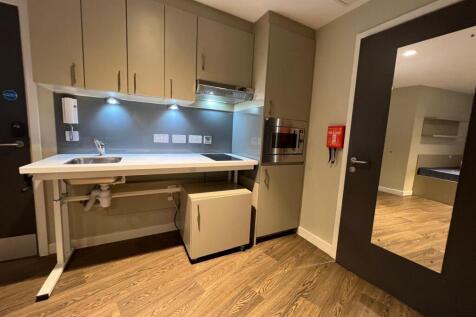 121 Kitchen area.jpg
