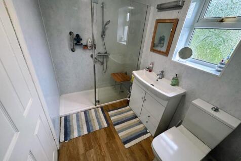 FAMILY SHOWER ROOM