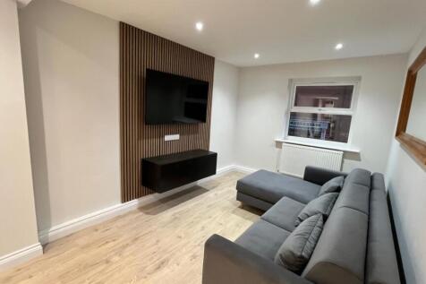3-bed flat on Flat 2 Headingley Rise, Welton Road, Leeds, £1,820/mo