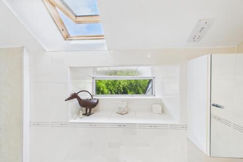 CAM04201G0-PR0085-STILL049