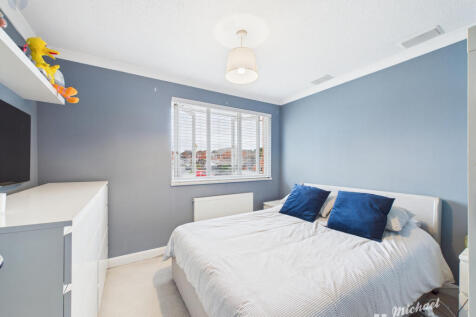 CAM03218G0-PR0732-STILL004