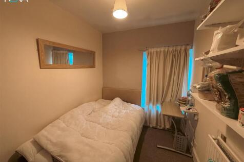 Cosy double bedroom with desk and ample storage...