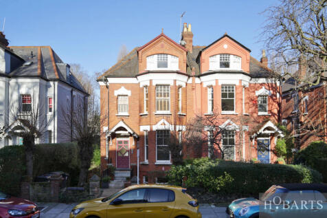 Bright Two Bedroom Flat in the Heart of Crouch En