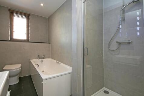 5 Vulcan House Tooting High Street bathroom 1.jpg