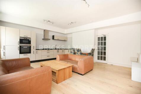 3-bed flat on (£115pppw) Westgate Road, City Centre, NE4, £1,495/mo
